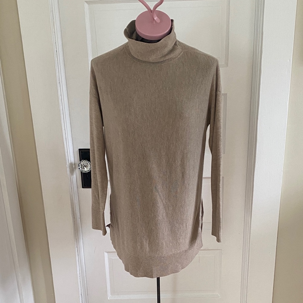 LOFT Women's Beige Lightweight Turtleneck Sweater‎ Small